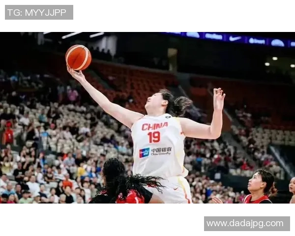 杨娜专访:从青涩球员到篮球女神的成长之路回顾 杨娜专访:从青涩球员到篮球女神的成长之路回顾